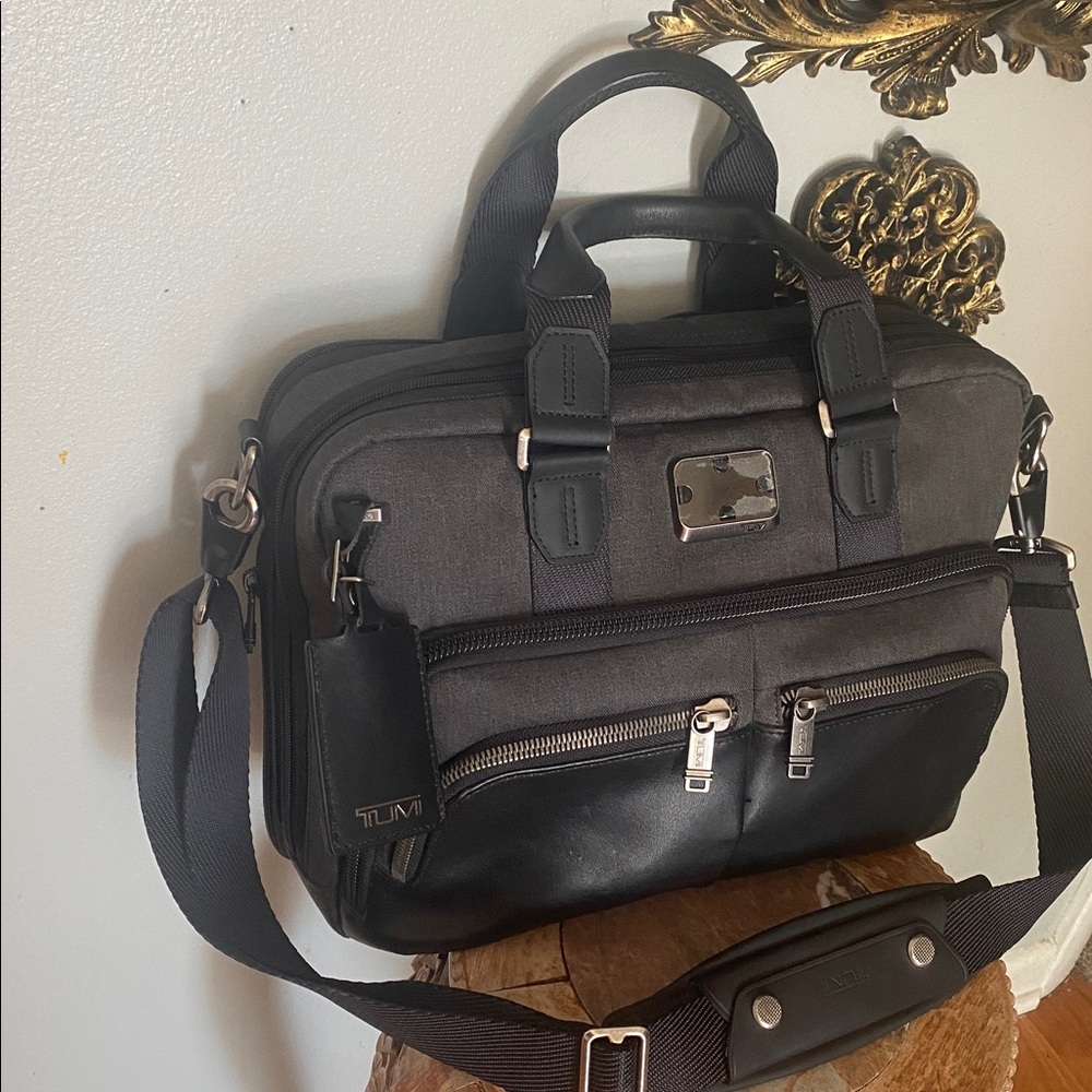 🖤😎TUMI Alpha Bravo Albany Slim Commuter Briefcase
- Black and Charcoal ♠️ - Picture 3 of 17